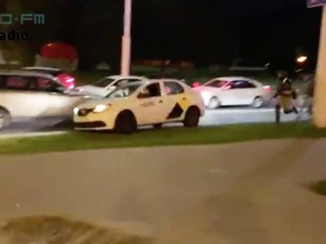 Taxi driver mounts the curb to escape from pursuing police 