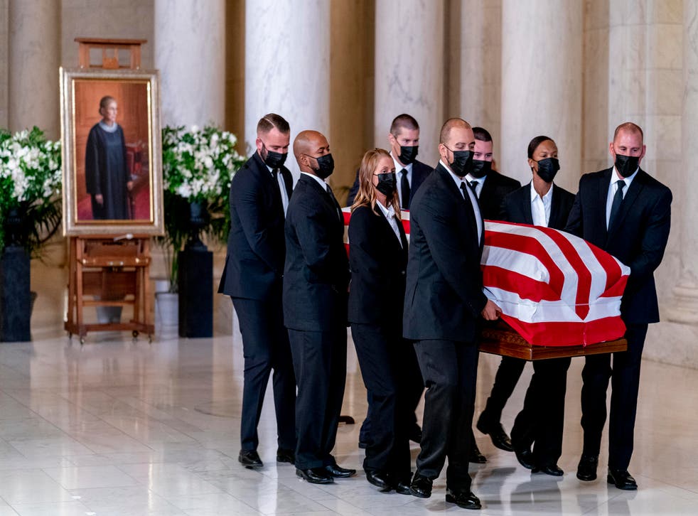 El ataúd de la jueza Ruth Bader Ginsburg envuelto en una bandera