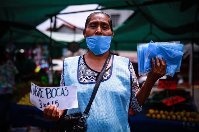 <p>Señora vende cubrebocas en México durante pandemia por coronavirus.</p>