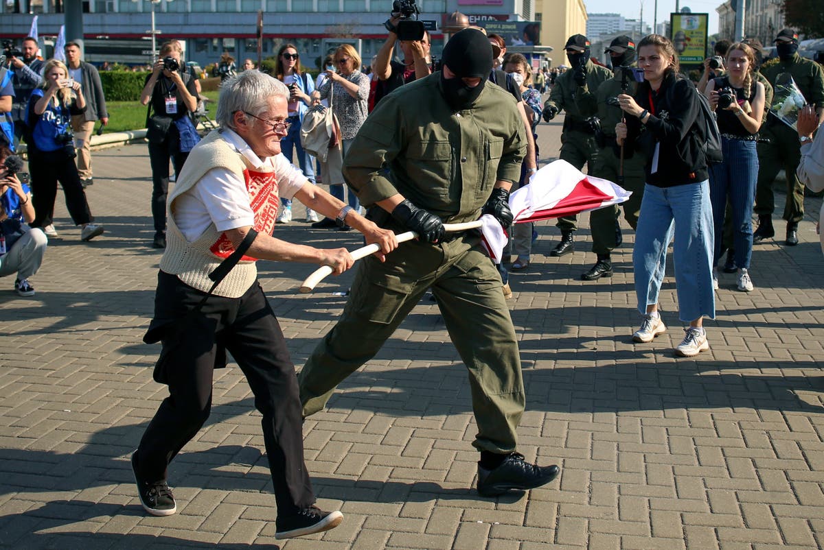 Громкий марш. Митинги в Белоруссии против Лукашенко. Протесты в Беларуси 2001. Женский марш Беларусь. Марши в Белоруссии.