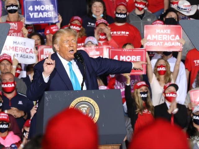 Trump habla en el mitin celebrado en el Aeropuerto Internacional de Harrisburg en Middletown, Pensilvania