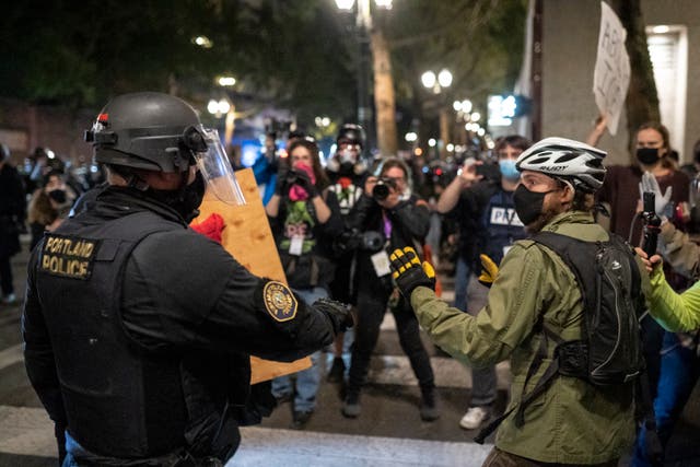 Policía de Portland confisca escudo de un manifestante.
