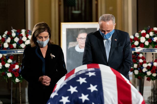 Chuck Schumer y Nancy Pelosi presentan sus respetos a Ruth Bader Ginsburg en el Capitolio de Estados Unidos.