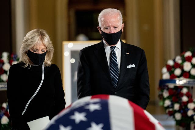El candidato presidencial demócrata Joe Biden y su esposa, Jill, presentan sus respetos a la difunta juez Ruth Bader Ginsburg en el Capitolio de Estados Unidos.