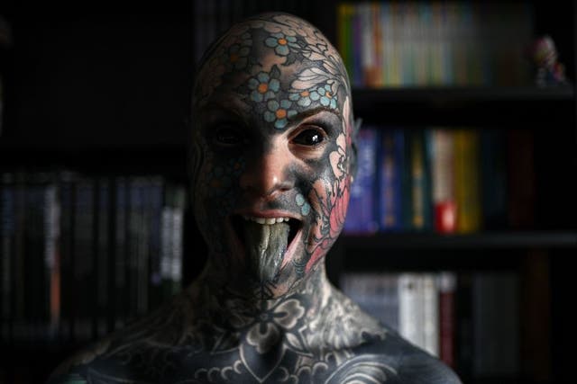 Sylvain, alias Freaky Hoody, maestro de escuela primaria y "el hombre más tatuado" de Francia, posa con los ojos llenos de tinta negra en Palaiseau, al sur de París, Francia.