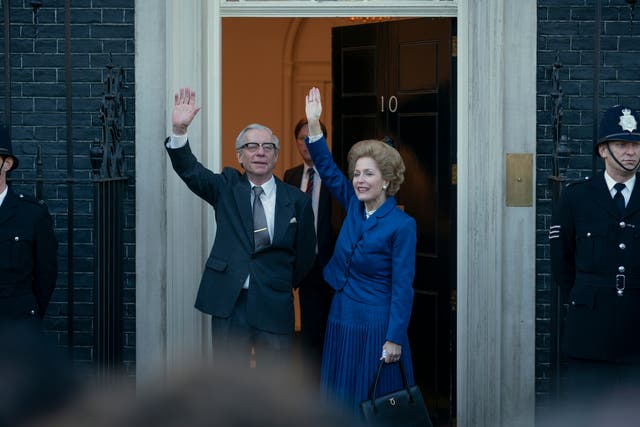 Gillian Anderson and Stephen Boxer as Margaret and Dennis Thatcher, outside 10 Downing St