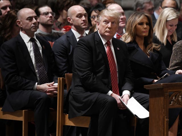 El presidente estadounidense Donald Trump y la primera dama Melania Trump asisten a los servicios de Nochebuena en la Catedral Nacional el 24 de diciembre de 2018 en Washington, DC.