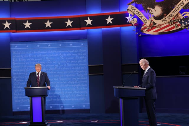Donald Trump y Joe Biden durante su primer debate presidencial, que se volvió caótico desde el principio.