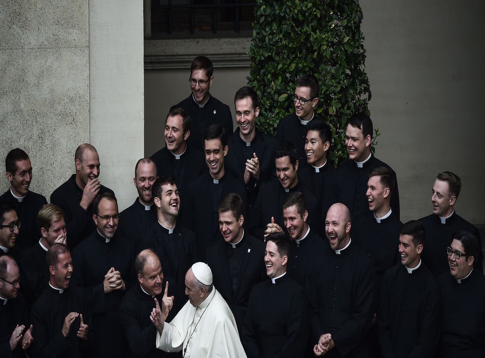 El Papa Francisco entre sacerdotes durante audiencia.