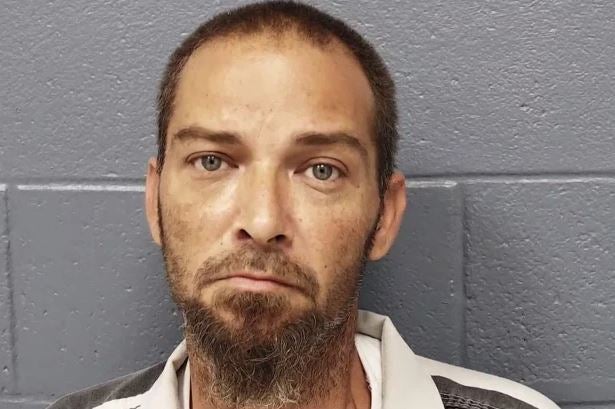 Joey Yozviak fue arrestado y acusado de crueldad infantil en segundo grado después de que su hija muriera de un paro cardíaco provocado por un caso extremo de piojos no tratados.