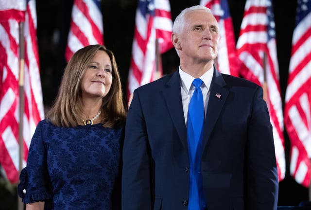 Mike Pence y su esposa.