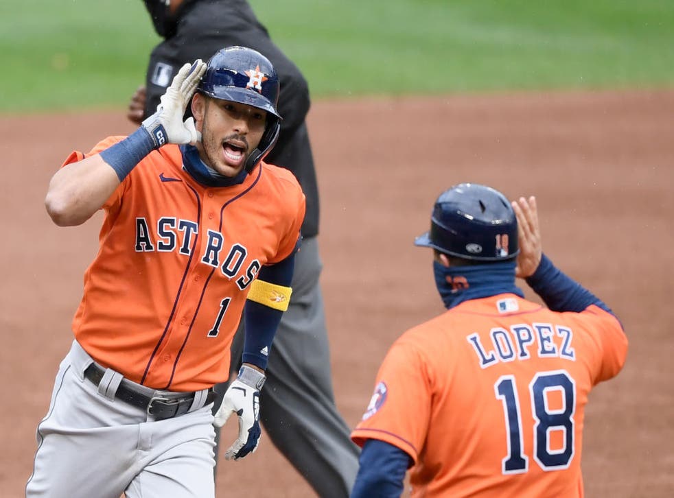 Carlos Correa conectó un jonrón para romper el empate en la séptima entrada