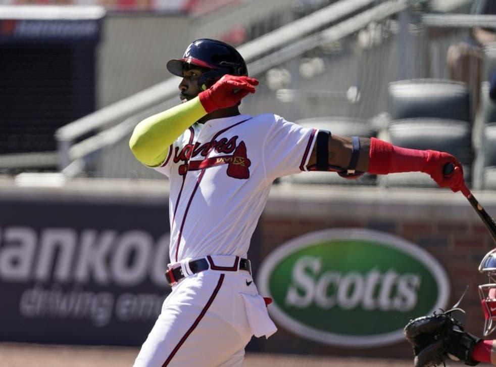 Marcell Ozuna (20) de los Bravos de Atlanta dispara un jonrón de dos carreras en el octavo inning ante los Rojos de Cincinnati.