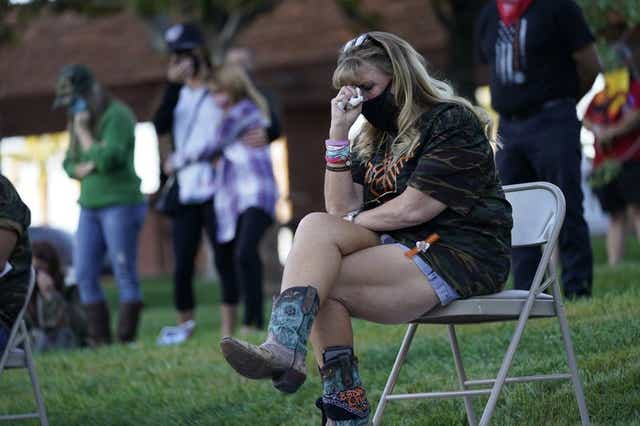 Una mujer en la ceremonia del tercer aniversario de la masacre de Las Vegas, el 1 de octubre del 2020. (AP Photo/John Locher)