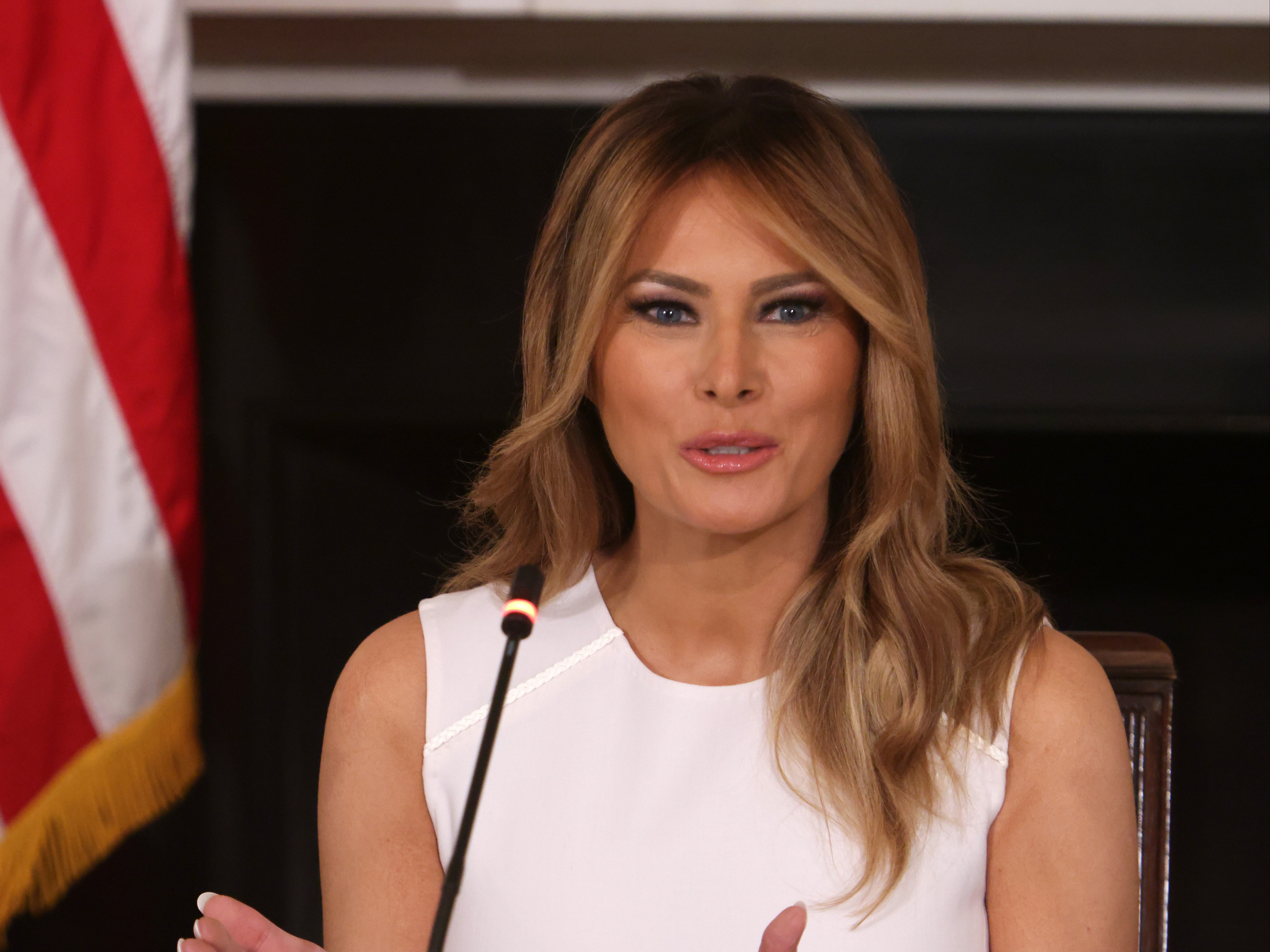 La Primera Dama de Estados Unidos, Melania Trump, habla durante una mesa redonda sobre la anemia de células falciformes en el Comedor Estatal de la Casa Blanca