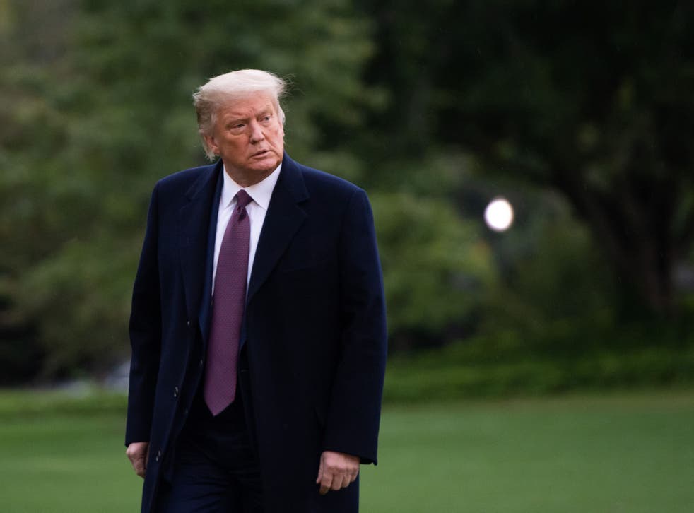 El Presidente de los EE.UU. Donald Trump camina desde el Marine One después de llegar al Jardín Sur de la Casa Blanca en Washington, DC, el 1 de octubre