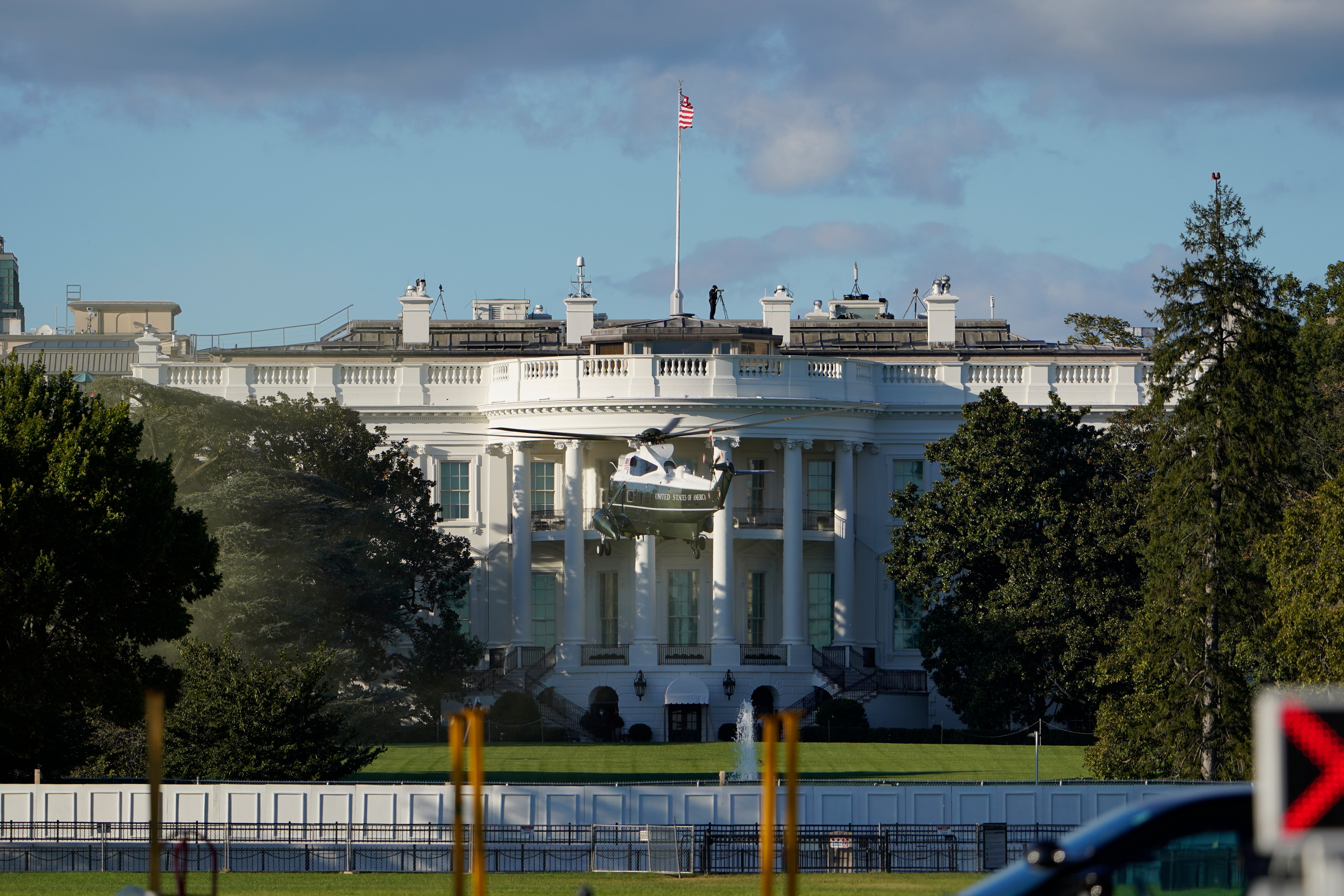 Marine One aterriza en el jardín sur de la Casa Blanca, el viernes 2 de octubre de 2020, en Washington, donde el presidente abordará un vuelo al Centro Médico Walter Reed en Bethesda, Maryland (AP Photo / Manuel Balce Ceneta)