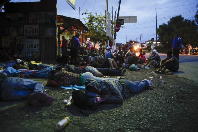 Unos 2.000 migrantes hondureños que esperaban llegar a Estados Unidos entraron a Guatemala a pie el jueves, pero el presidente guatemalteco Alejandro Giammattei prometió detenerlos y devolverlos a su país de origen.