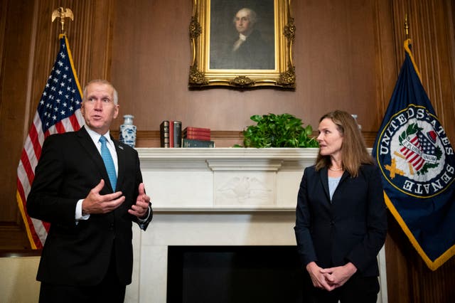 La jueza Amy Coney Barrett, elegida por el Presidente Trump para la Corte Suprema, se reúne con el Senador Thom Tillis