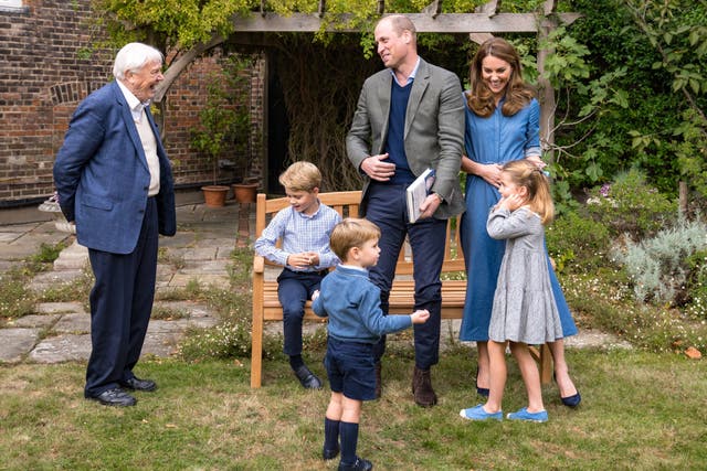 Sir David Attenborough junto a la familia real.