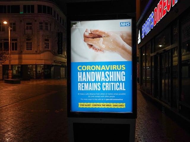 Un cartel de coronavirus en Middlesborough cuando entraron en vigor las nuevas restricciones de aislamiento.