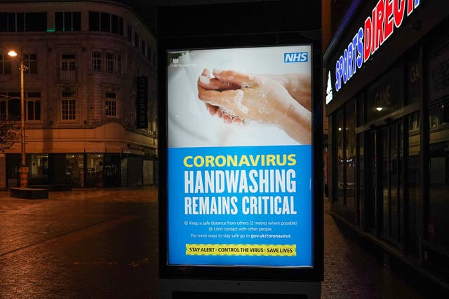 Un cartel de coronavirus en Middlesborough cuando entraron en vigor las nuevas restricciones de aislamiento.