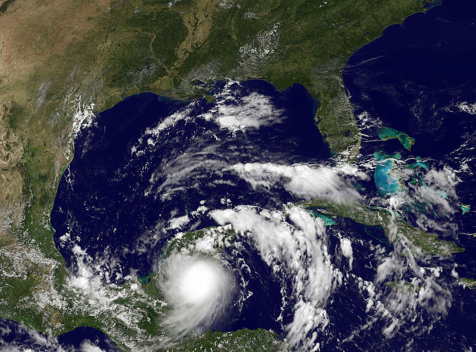 Según el NHC, la tormenta se movía un poco más lentamente, a 13 km/h (8 mph), pero mantenía su trayectoria al noroeste después de pasar por el turístico balneario de Tulum