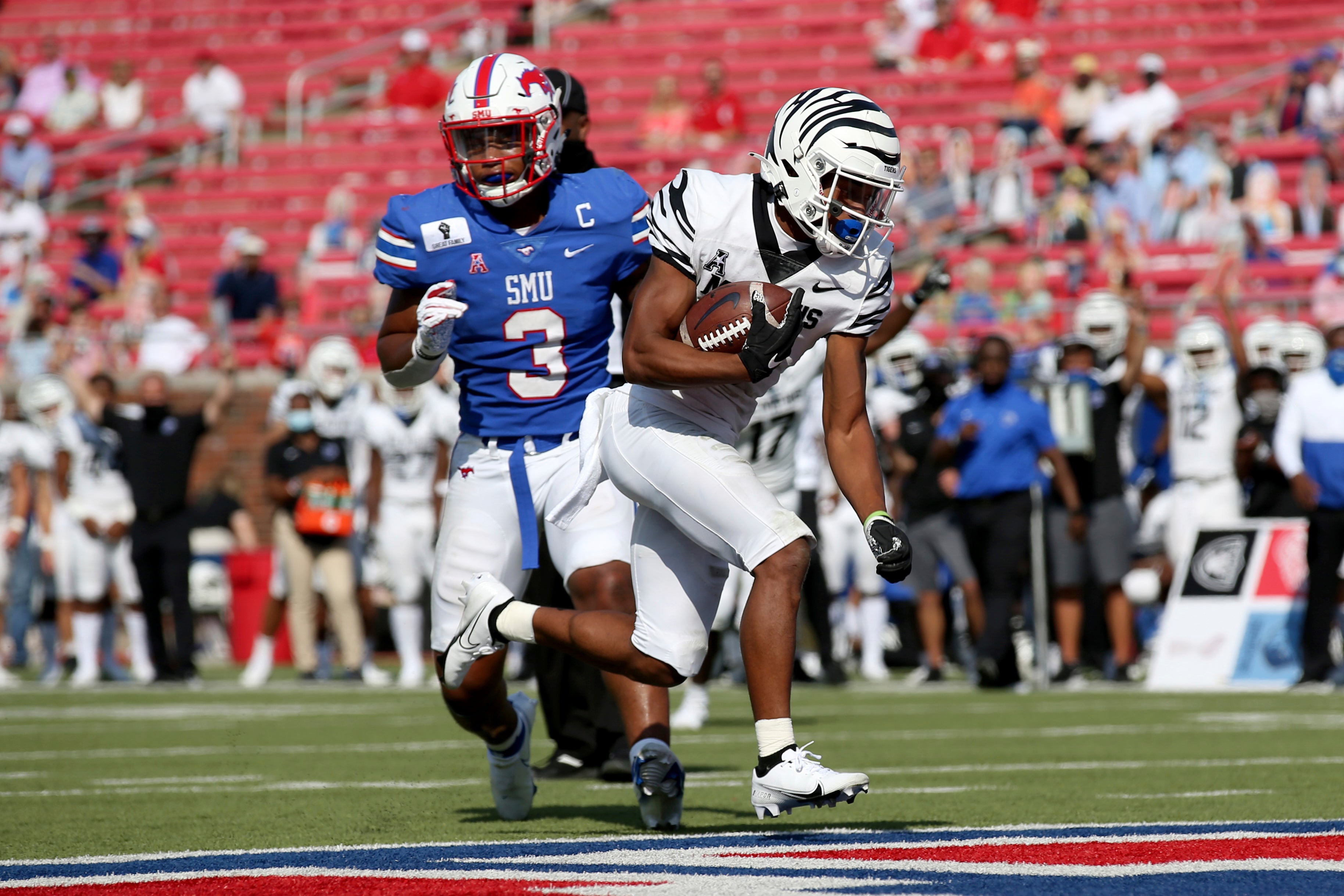 SMU gets late FG for 3027 win over longidle No. 25 Memphis team AP