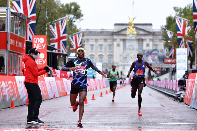 Shura Kitata wins the 2020 London Marathon after holding off Vincent Kipchumba in a sprint finish