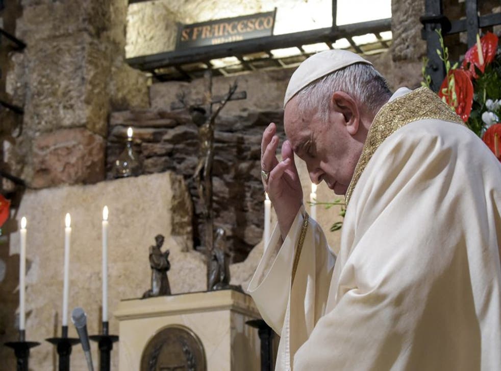 El papa Francisco celebra una misa en la cripta de la Basílica de San Francisco, en Asís, Italia, el sábado 3 de octubre de 2020. (Vatican Media)