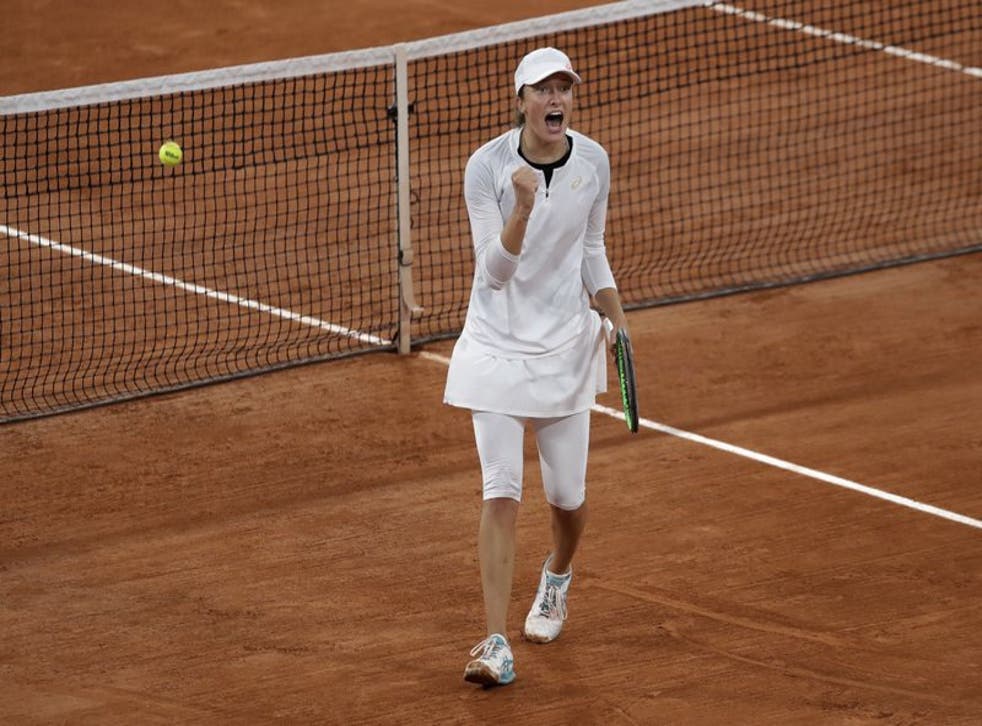 Iga Swiatek festeja tras doblegar a Simona Halep en la cuarta ronda del Abierto de Francia, el domingo 4 de octubre de 2020, en París.