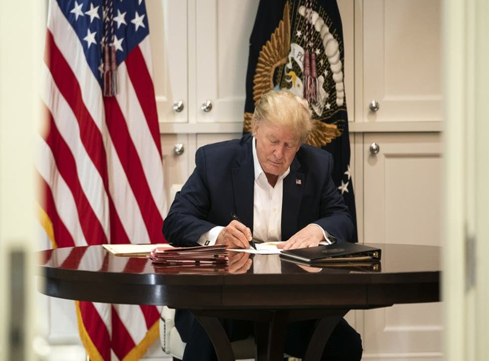 El presidente Donald Trump en la suite presidencial del Hospital Walter Reed en Bethesda, Maryland, el 3 de octubre del 2020. (Joyce N. Boghosian/la Casa Blanca via AP)