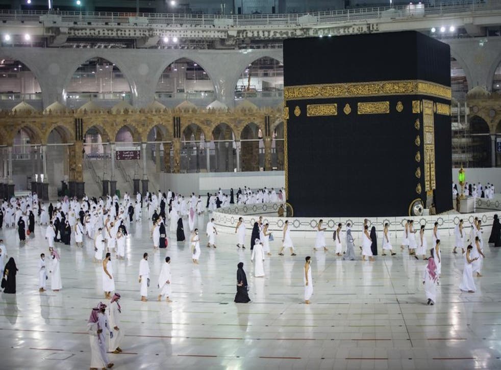 Musulmanes rezando en torno a la Kaaba (Ministerio saudí del Haj y el Umrah).