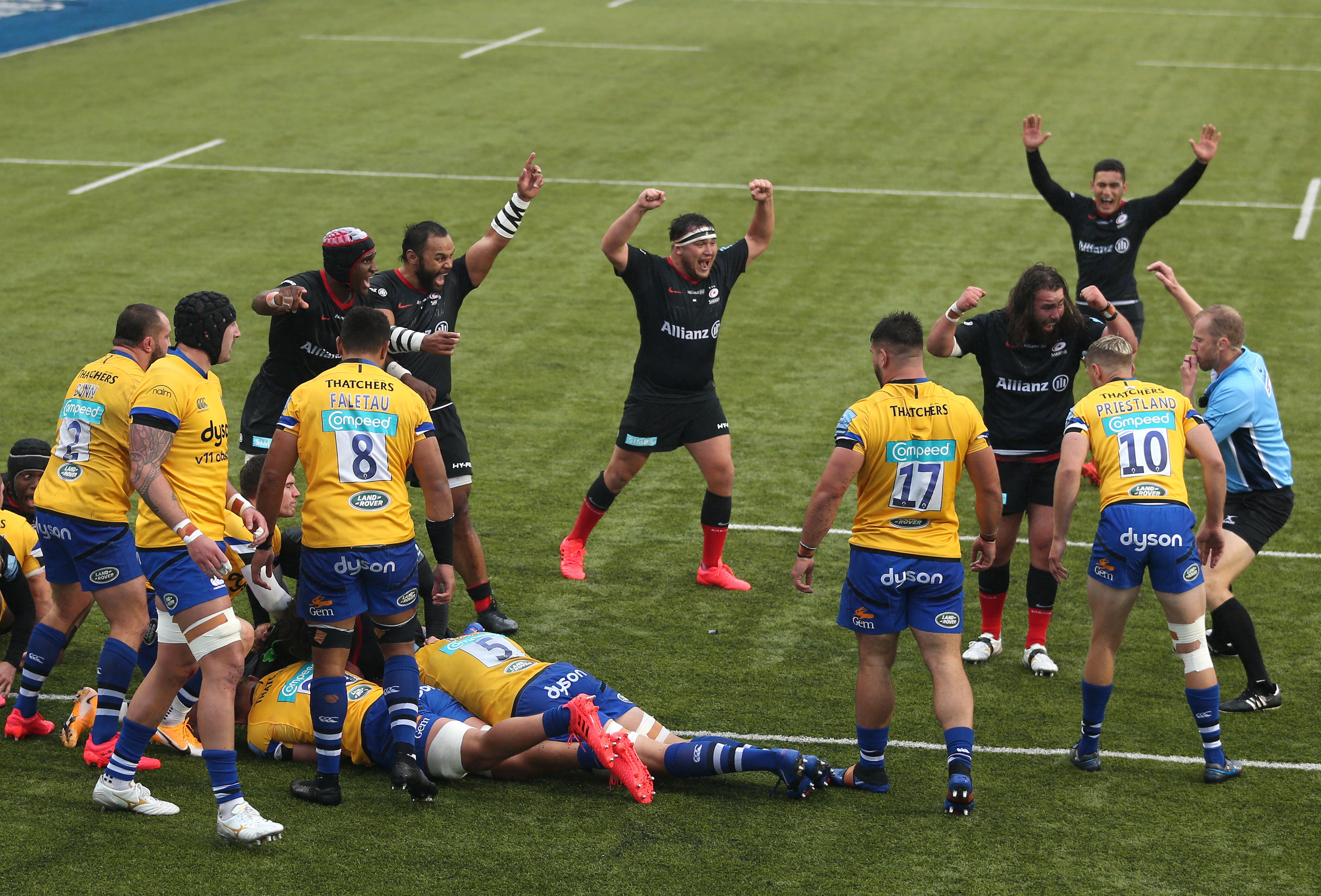 Saracens scored a late try to potentially cost Bath their place in the Premiership semi-finals