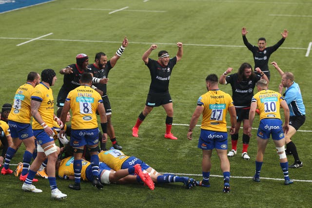 Saracens scored a late try to potentially cost Bath their place in the Premiership semi-finals