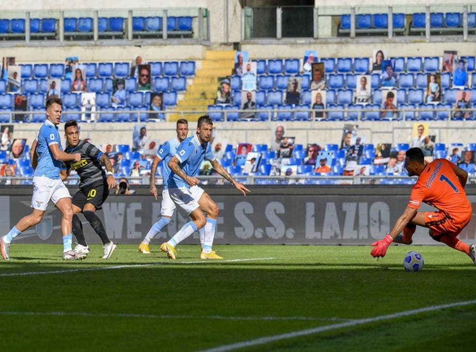 El delantero argentino Lautaro Martínez (segundo desde la izquierda) al anotar el gol del Inter de Milán en el empate 1-1 contra la Lazio por la Serie A italiana.