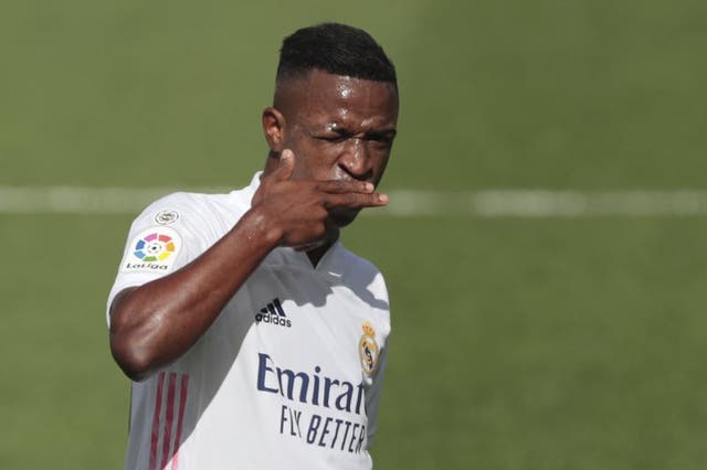 El delantero brasileño Vinícius festeja tras anotar el primer gol del Real Madrid en la victoria 2-0 contra Levante en La Liga de España, en Villarreal, España, el domingo 4 de octubre de 2020. 