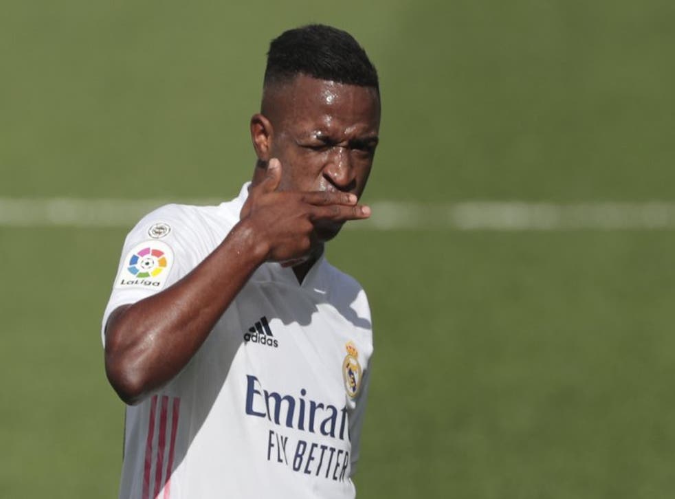 El delantero brasileño Vinícius festeja tras anotar el primer gol del Real Madrid en la victoria 2-0 contra Levante en La Liga de España, en Villarreal, España, el domingo 4 de octubre de 2020.