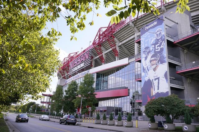 En foto del 29 de septiembre del 2020 el Estadio Nissan, hogar de los Titans de Tennessee en Nashville, Tennessee. El domingo 4 de octubre del 2020 otro jugador y un integrante del staff de los Titans dan positivo y llegan 20 personas infectadas de COVID-19. 