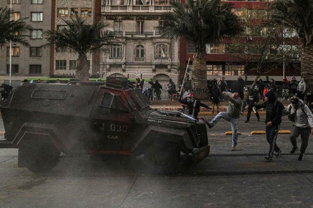Un manifestante enfrenta un vehículo blindado de la policía durante una protesta contra la brutalidad policial, en Santiago, Chile, el sábado 3 de octubre de 2020. (Foto/Esteban Félix)