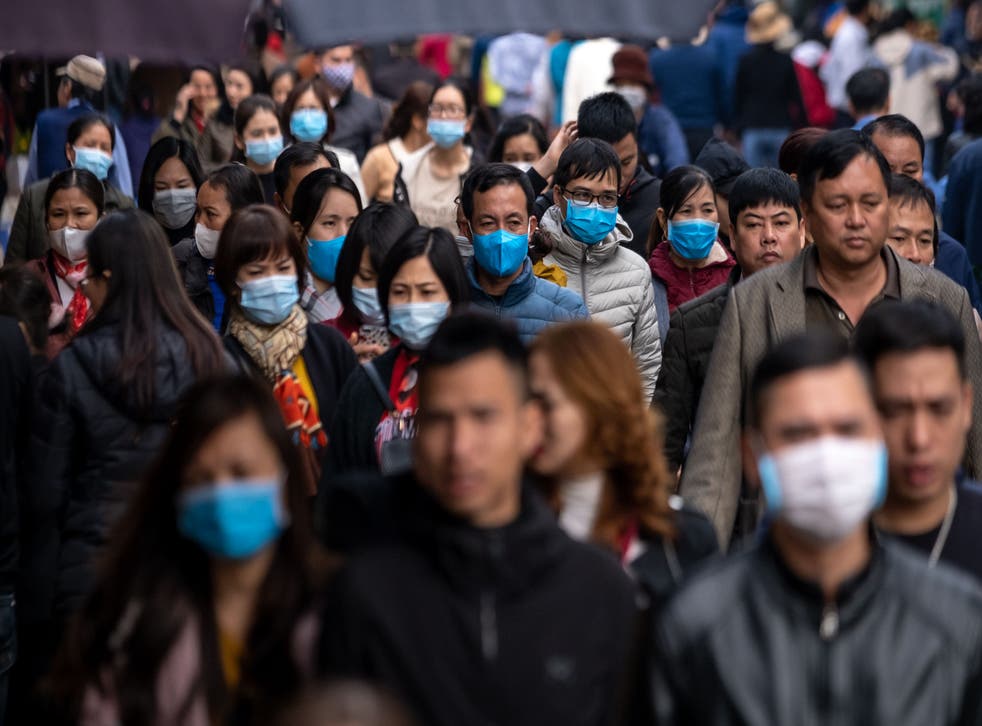 Gente porta mascarillas en Vietnam