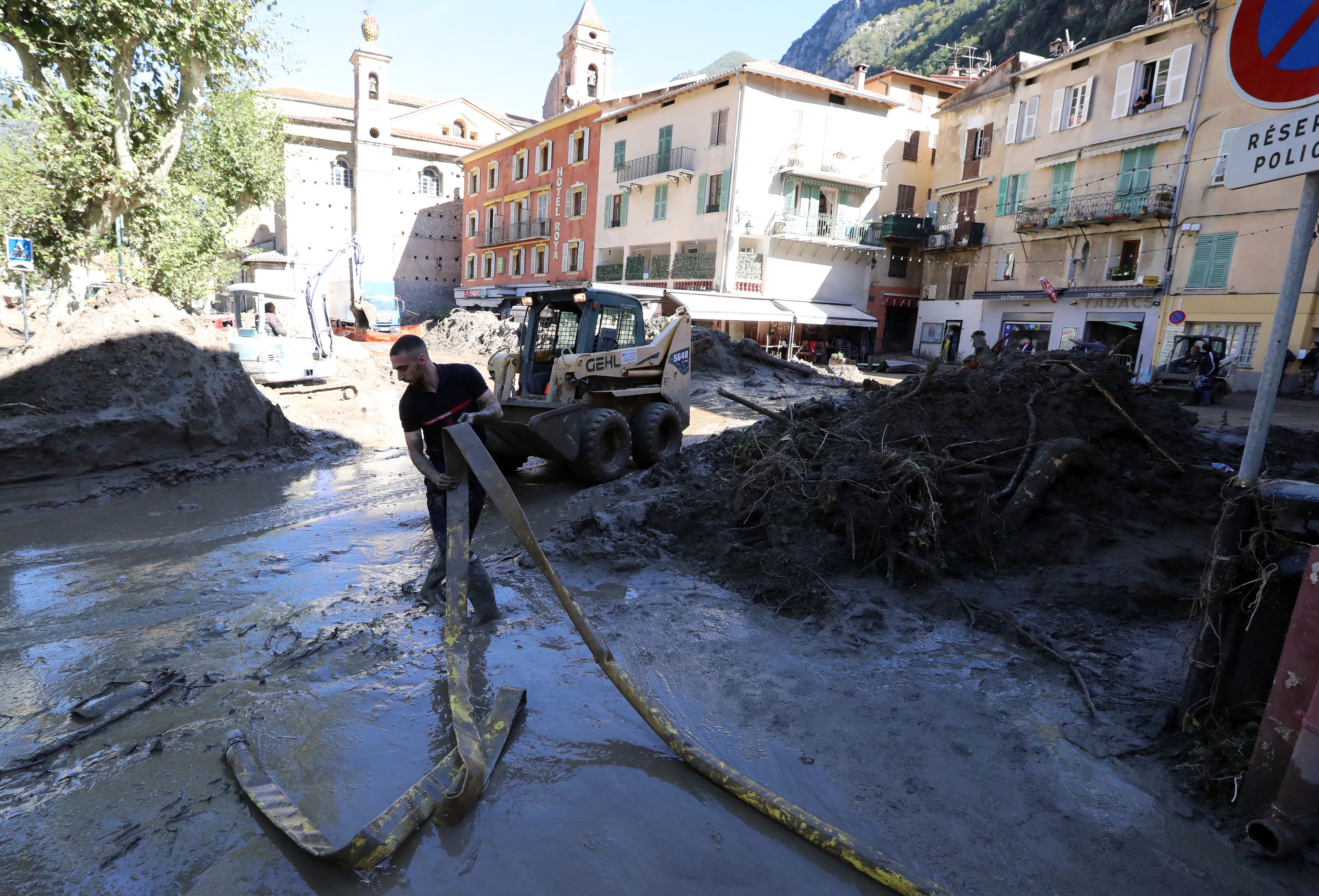 Fuertes inundaciones en la frontera entre Francia e Italia dejan 9