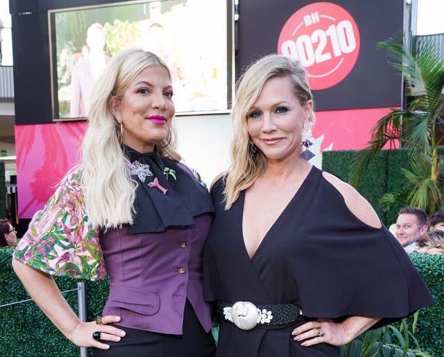 Tori Spelling and Jennie Garth discuss Jessica Alba's claim about a "no eye contact" rule on the set of "Beverly Hills, 90210."