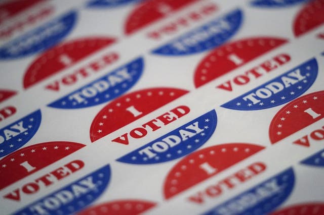 Adhesivos que recibirá cada persona que emita su voto en las elecciones presidenciales del 3 de noviembre. (Photo/Matt Slocum, File)