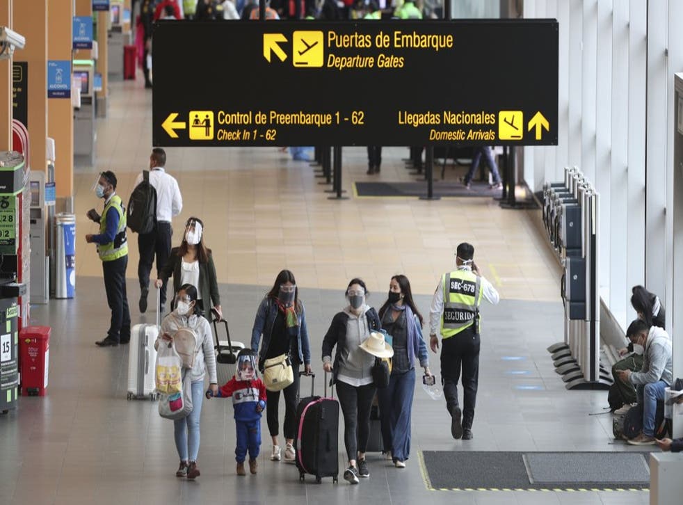 Los pasajeros llegan al Aeropuerto Internacional Jorge Chávez en Callao, Perú, el lunes 5 de octubre de 2020. Luego de que los vuelos internacionales estuviesen detenidos por más de seis meses. (Foto: Martín Mejía)