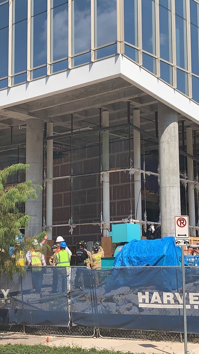 Un edificio que se derrumbó parcialmente en Houston, Texas, mató a tres personas e hirió a una cuarta, dijeron las autoridades.