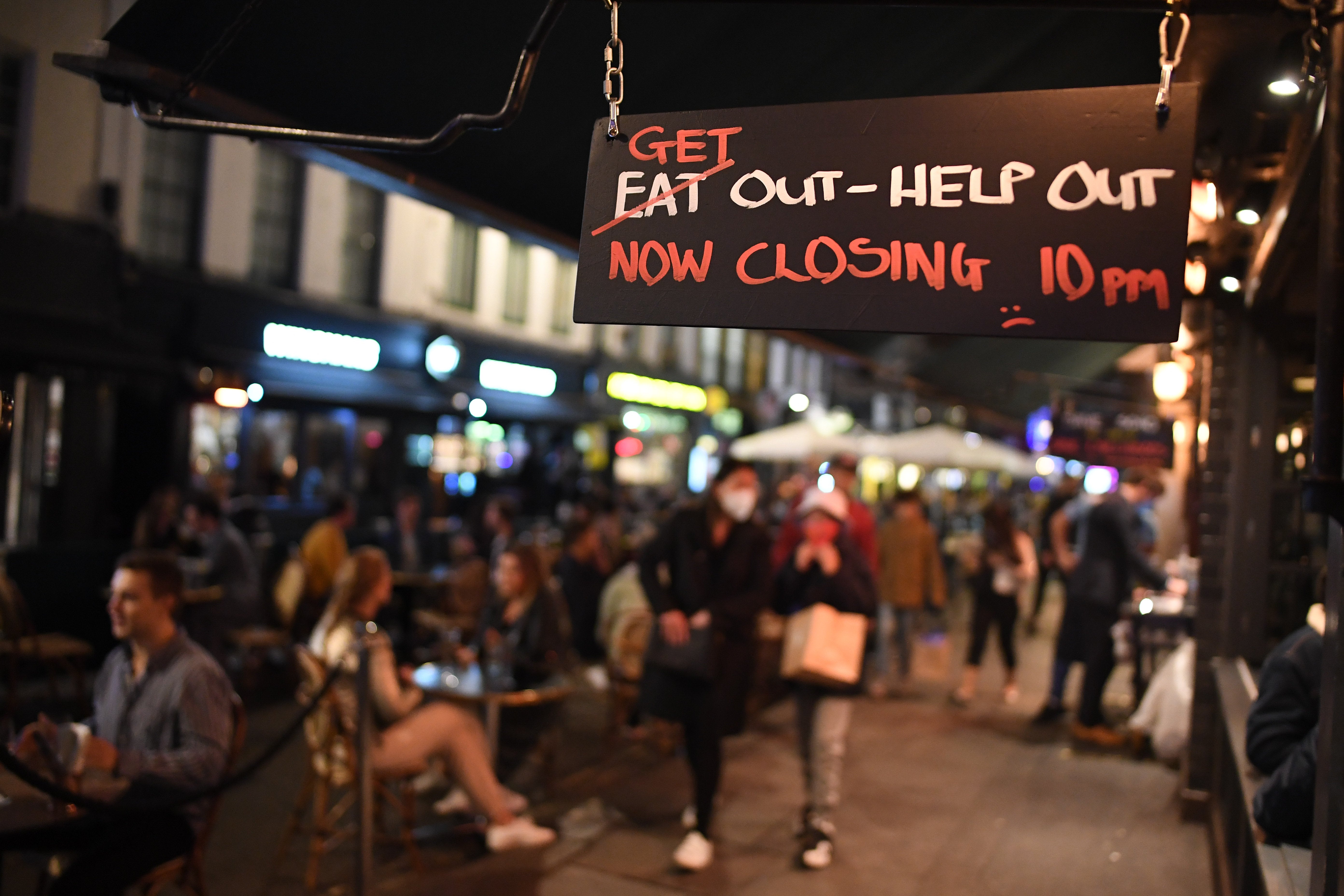 Pubs must shut at 10pm