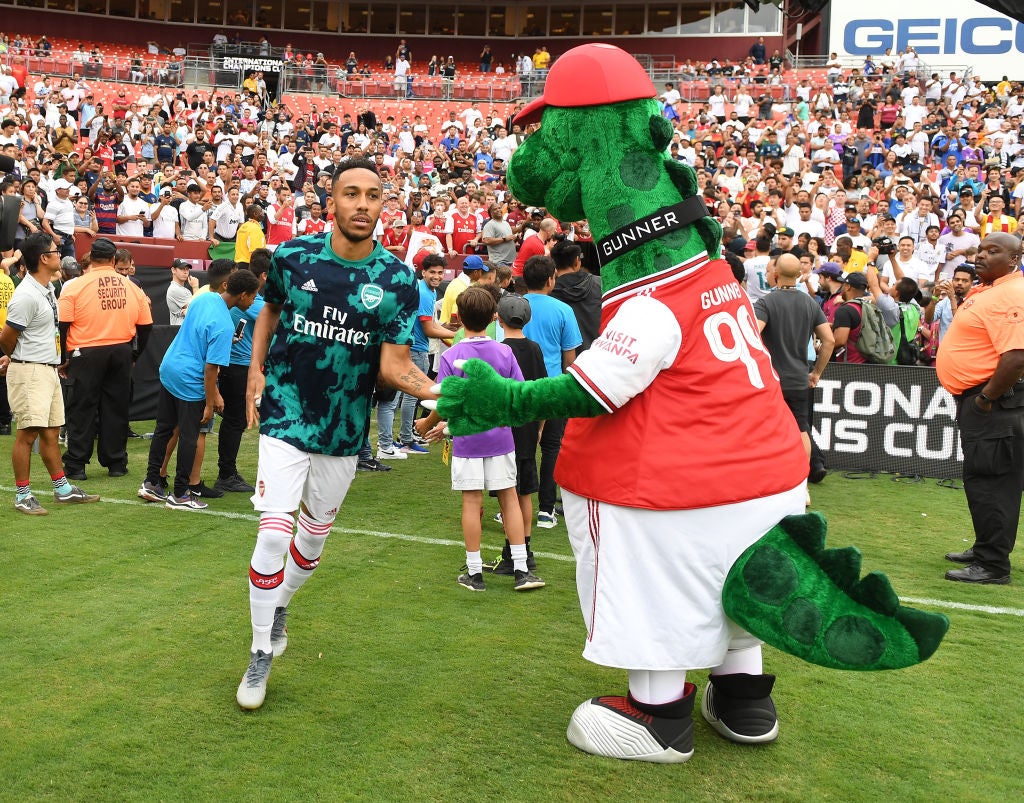 Arsenal striker Pierre-Emerick Aubameyang with mascot Gunnersaurus in 2019