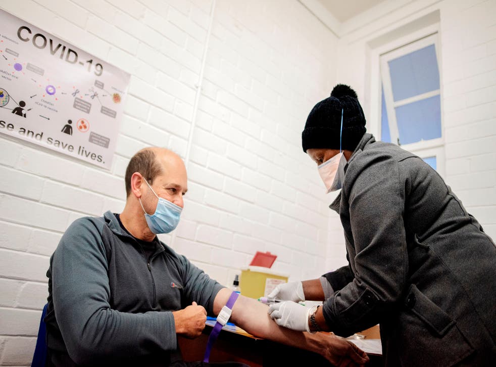 Profesor Francois Venter recibe vacuna experimental.