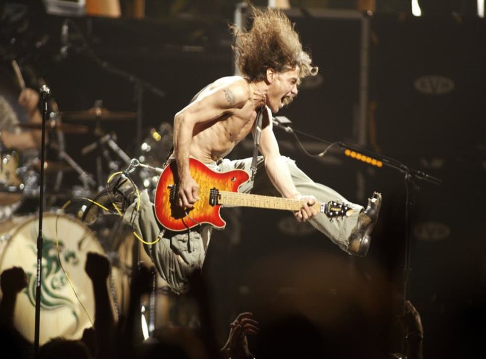 En esta foto del 22 de junio de 2004, Eddie Van Halen toca los últimos acordes de “Jump” durante el concierto de Van Halen en el Continental Airlines Arena en East Rutherford, Nueva Jersey. Eddie Van Halen murió de cáncer el martes 6 de octubre del 2020. Tenía 65 años. 